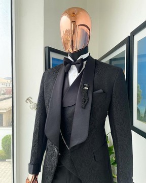 Un costume de smoking en jacquard noir anthracite à motifs floraux