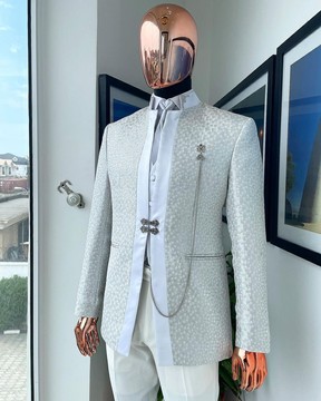 Un costume jacquard blanc et argent à motif de cercles métallisés