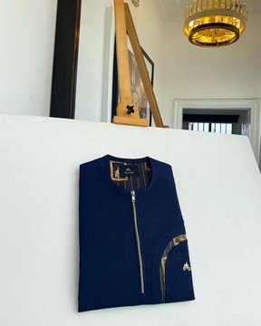 Un caftan de sénateur traditionnel africain bleu marine.
