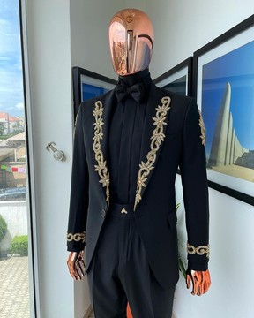 Un costume à revers en pointe noir anthracite monochrome «Vegas» rechargé