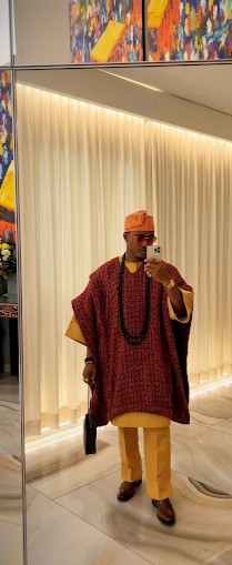 Ensemble poncho agbada pour homme – Superposition en tweed bordeaux, dansiki et pantalon dorés, casquette corail