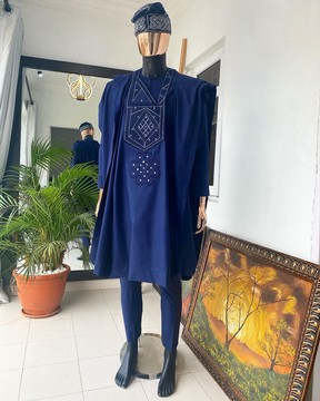 Un Agbada bleu marine, chapeau egba tissé à la main assorti
