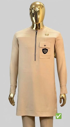 Ensemble beige pour homme 2 pièces kurta et pantalon – Tenue senator à col zippé avec poche à écusson