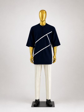Ensemble pour homme composé d’un haut traditionnel bleu marine orné d’une bande diagonale blanche et d’un pantalon crème