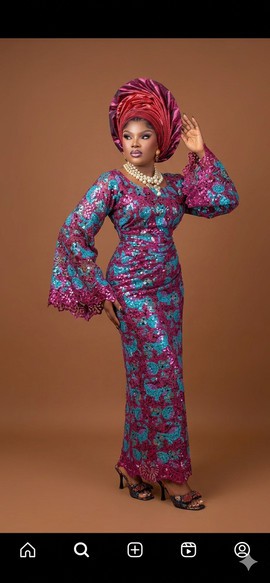 Ensemble jupe et haut ornés de magenta vif et de turquoise