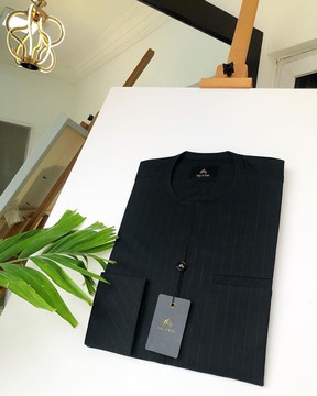 Un caftan bleu marine à rayures bleu marine très foncé.
