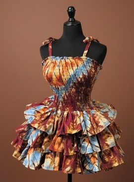 Robe à bretelles fines et volants éclatants