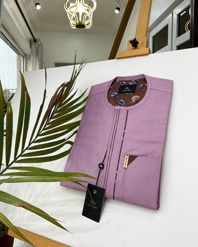 Un caftan aux oignons brillants.