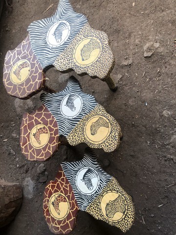 Un ensemble de 3 tables basses / bouts de canapé en bois de forme africaine