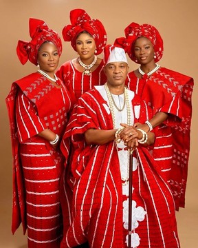 Ensemble royal traditionnel nigérian rouge et blanc en aso oke tissé à la main pour couple/famille de 4 personnes