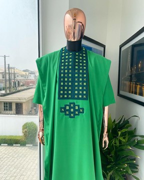 Un motif de broderie carré vert trèfle connecté avec des détails en pierre assortis agbada,