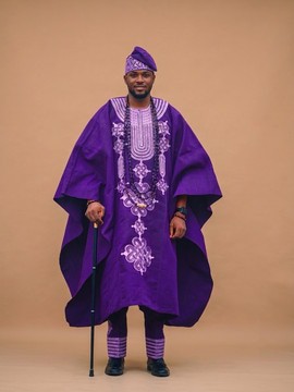 Ensemble Agbada violet royal majestueux avec broderie celtique lilas et Fila assorti