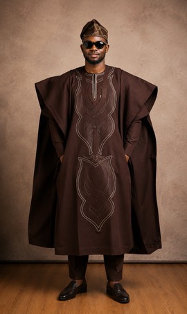 Ensemble Agbada Aso Oke marron pour homme – Robe brodée ton sur ton avec bonnet et pantalon assortis