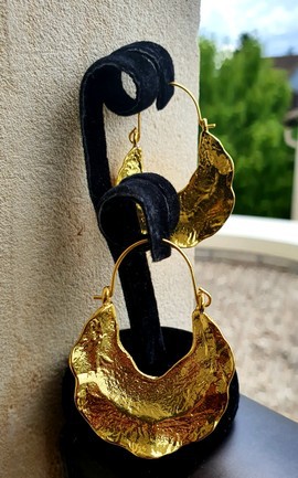 Lovely pair of gold colored earrings