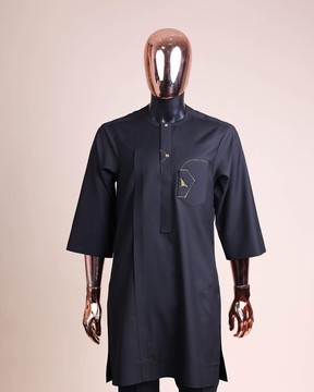 A charcoal black, inverted and closed flap shaped pocket details, 3/4 sleeve African kaftan
