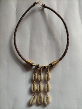 Un ensemble de collier de femmes, collier de cauris Ras de cou Maasai, collier de perles africaines, collier moderne