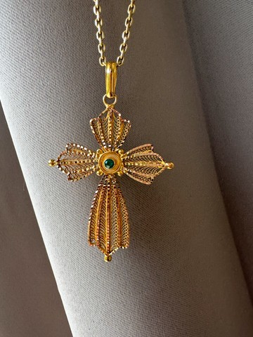 Cross pendant with Emerald