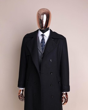 Une veste trench en laine noire, Cloud Grey, tricotée, tailleur jorgecarli vogue à revers en pointe.