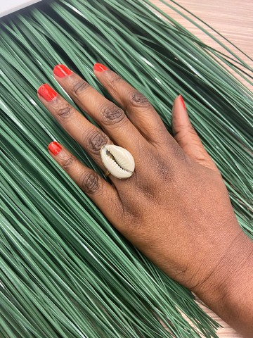 Magnificent “Cauris” bronze ring