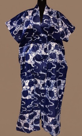 Robe kimono chic bleu marine à motifs abstraits pour un style contemporain
