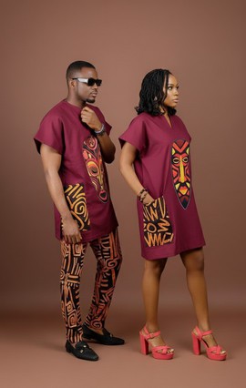 Tenues élégantes pour couple en imprimé africain : célébrez la culture avec un style moderne