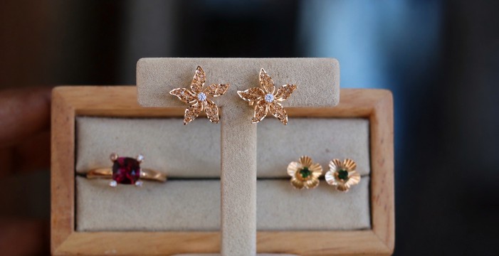 Ylang-Ylang Flower Earrings – Yellow Gold &amp; Diamonds