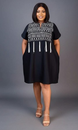Robe tunique noire élégante pour femme avec imprimé tribal – Chic et confortable