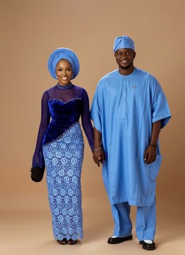 Ensemble traditionnel rayé ougandais avec pagne assorti et robe remarquable