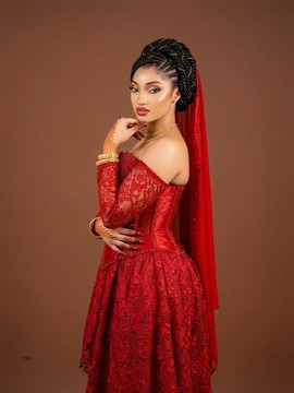 Robe midi ajustée et évasée à épaules volantées