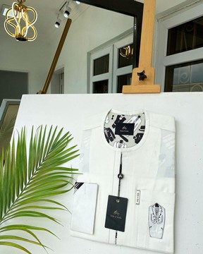 Un caftan blanc ivoire.