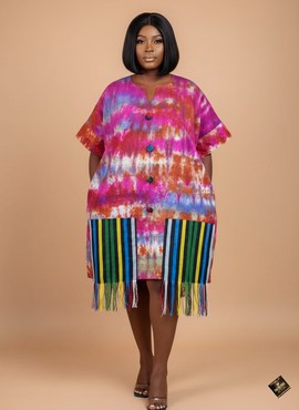 Mini-robe tie-dye vibrante à franges avec des détails à pompons