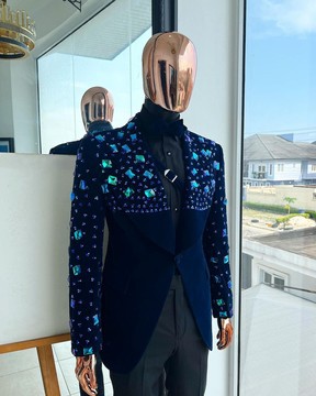 Un blazer de smoking bleu marine en verre et pierre Swarovski mix revers châle bouton unique.
