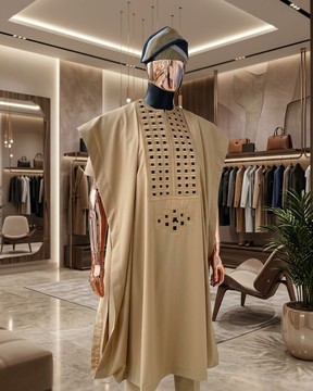 Ensemble Agbada beige pour homme avec broderies dorées | Tenue traditionnelle nigériane de luxe avec casquette et pantalon