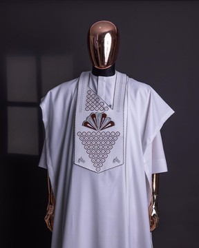 Des zéros pointus blancs et éparpillés avec une agbada de broderie keke Elemu.