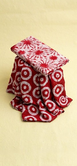 Ensemble de tissu batik géométrique rouge et blanc cassé – coton fait main à motifs de rayons de soleil et d’anneaux concentriques