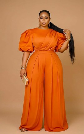 Ensemble deux pièces orange vif composé d’un haut drapé à manches bouffantes et d’un pantalon large.