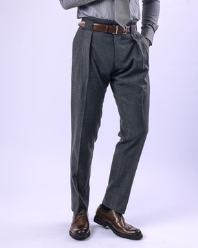 A Gris, pantalon Gurkha avec, jab de ceinture recouvert, pantalon à double plis.