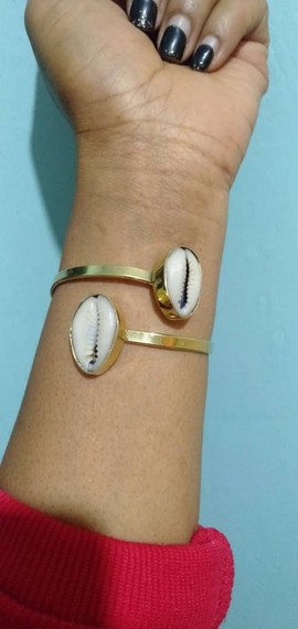 Idées cadeaux, bracelets en laiton, bracelets cauris, cadeaux de Noël, manchette réglable