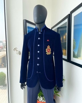 Un velours italien imbibé bleu marine, à manches longues avec un costume safari à bande de roulement tissée