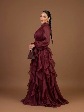 Robe à col montant en organza plissé avec cascade de volants