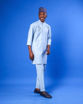 Un col évêque bleu ciel, détails jacquard éclaboussés, manches 3/4 sénateur africain, caftan natif