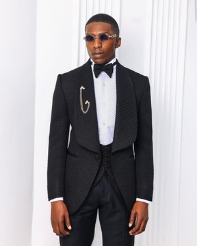 Un costume de smoking noir anthracite à motif carré en jacquard à revers châle