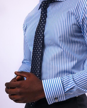 Une chemise classique à rayures bleues et blanches.