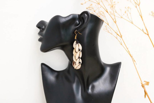 Boucles d’oreilles en coquille de cauri africaine, boucles d’oreilles Cowrie, boucles d’oreilles en coquillage de mer, boucles d’oreilles en laiton, cadeau de Noël