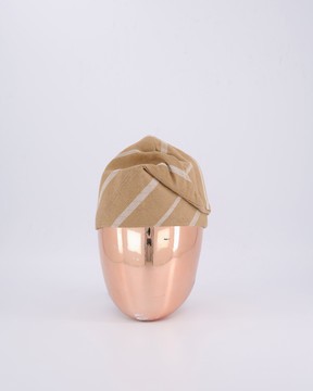 Un chapeau traditionnel yoruba couleur tortilla