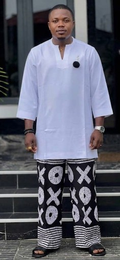 Ensemble composé d’un haut traditionnel blanc pour homme et d’un pantalon à imprimé Ankara noir et blanc
