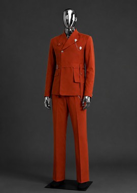 DISPONIBLE DANS N’IMPORTE QUELLE COULEUR. Costume orange croisé ; avec une poche amovible remarquable détaillée.