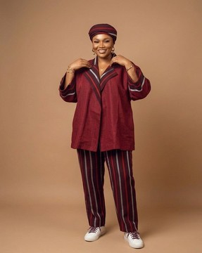 Ensemble blazer et pantalon en lin rayé bordeaux avec foulard auto assorti pour la tête