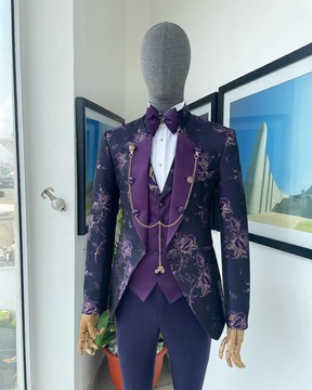 A "Vicaire" Aubergine violette avec touche de costume de smoking en jacquard floral métallique doré