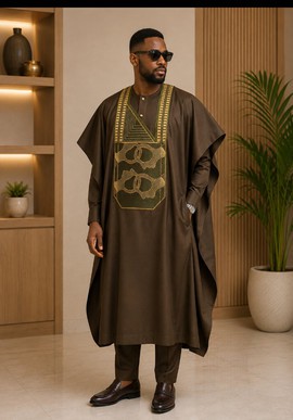 Ensemble Agbada marron pour homme – Tenue traditionnelle en tissu Senator avec broderies dorées et vertes